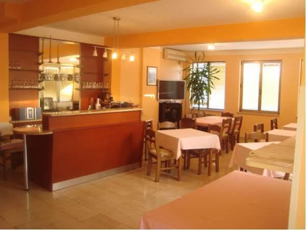 B&B Villa Ana Кърк Екстериор снимка