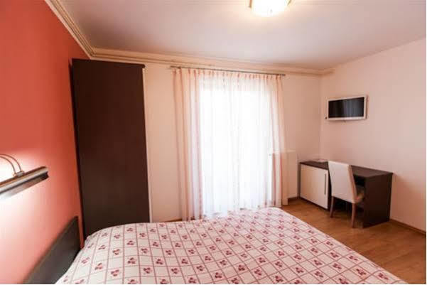 B&B Villa Ana Кърк Екстериор снимка